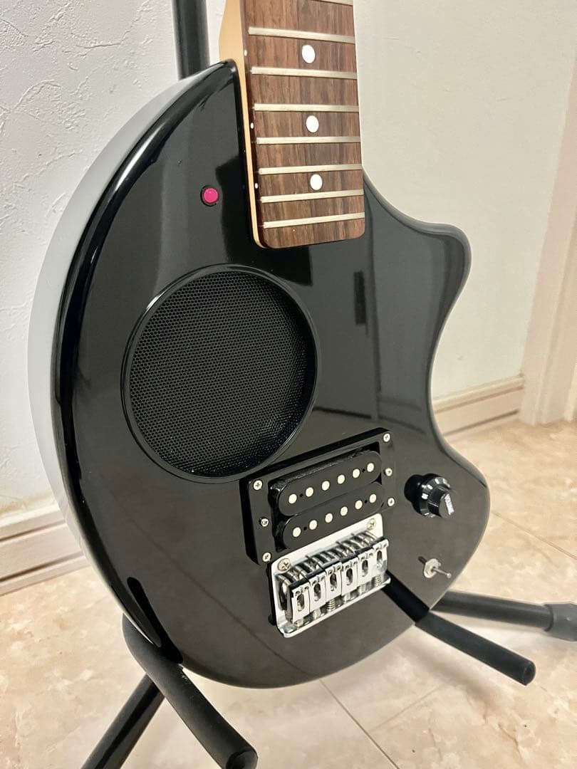 ZO-3【アンプ内蔵ミニエレキギター】ブラックカラー