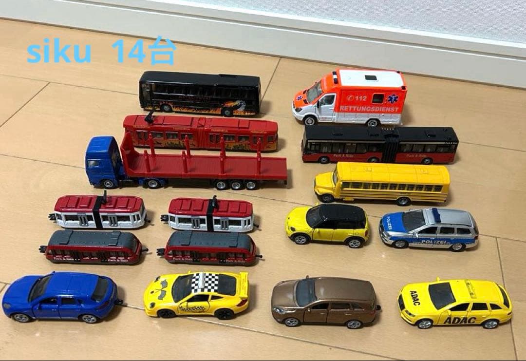 ミニカー（トミカ46台、siku14台、その他9台）と駐車場3個セット