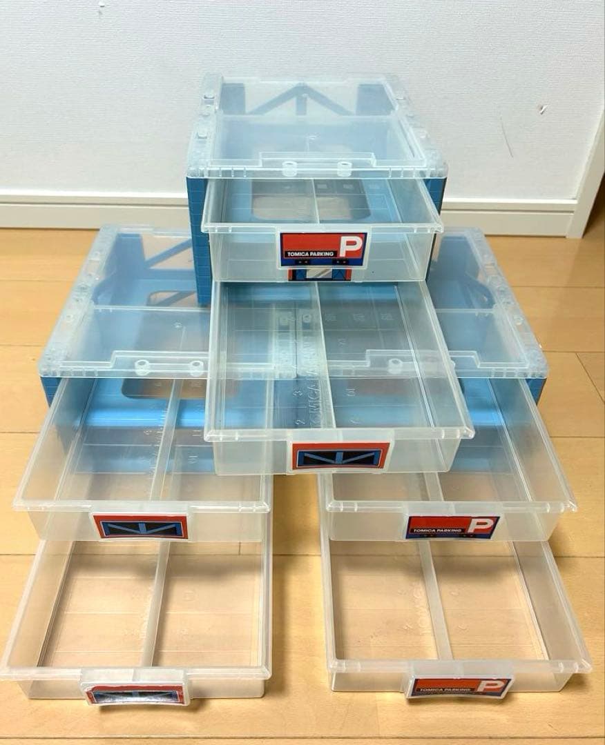 ミニカー（トミカ46台、siku14台、その他9台）と駐車場3個セット