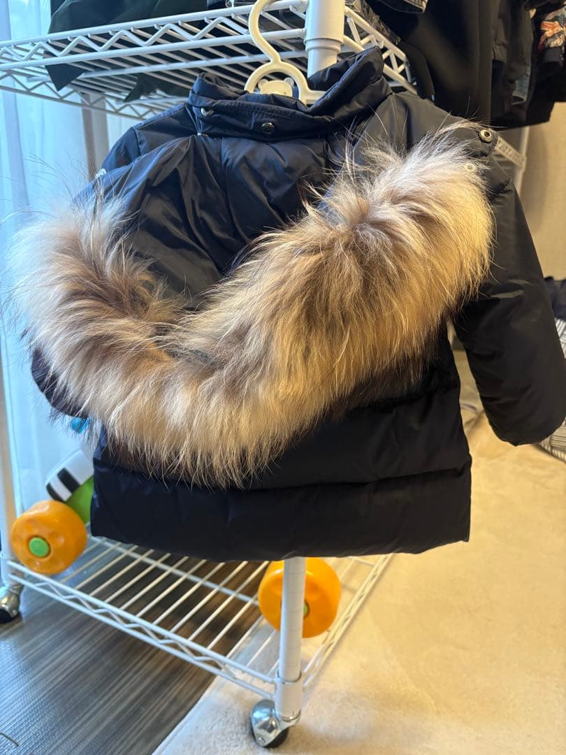 モンクレール黒いダウンコート 取り外し可能なファーフード付き