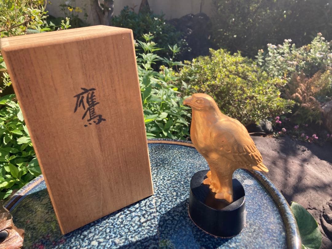 金色の鷹の彫刻 木箱付き