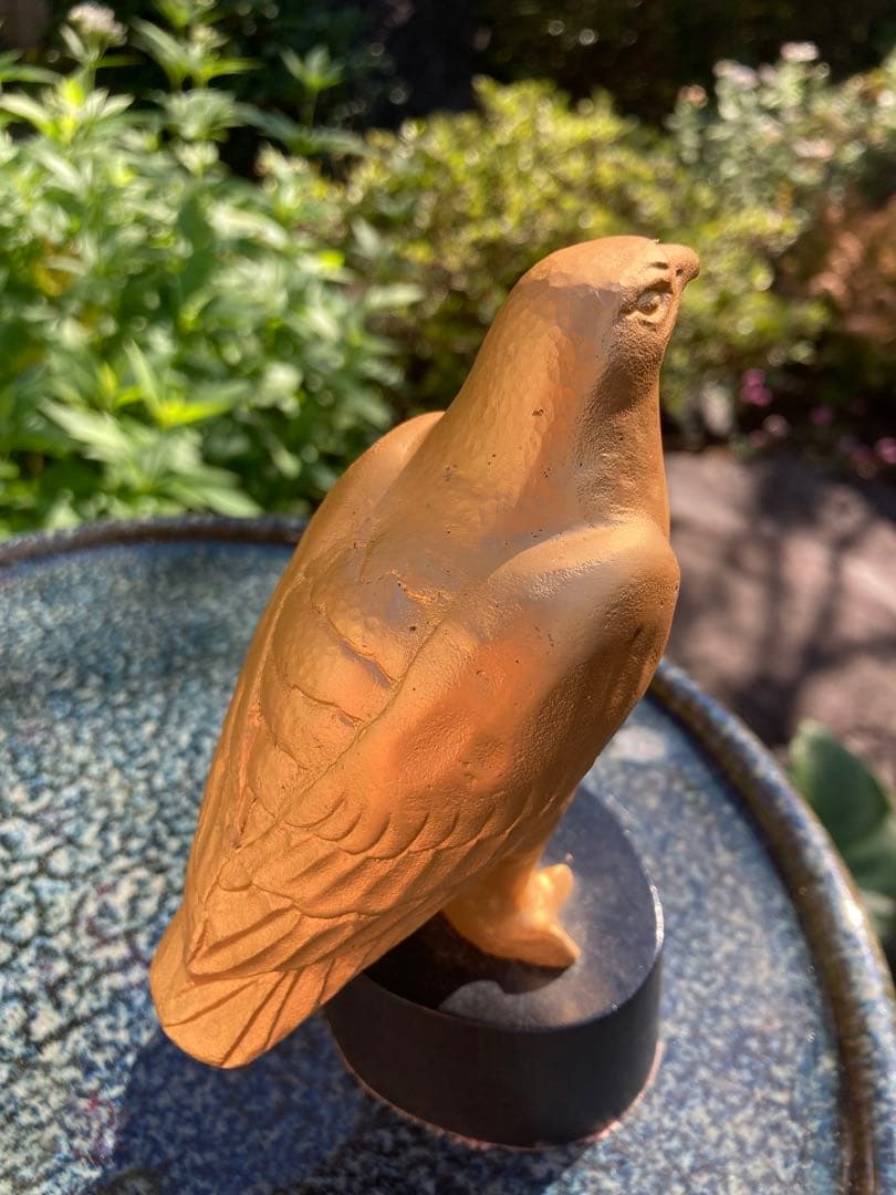 金色の鷹の彫刻 木箱付き