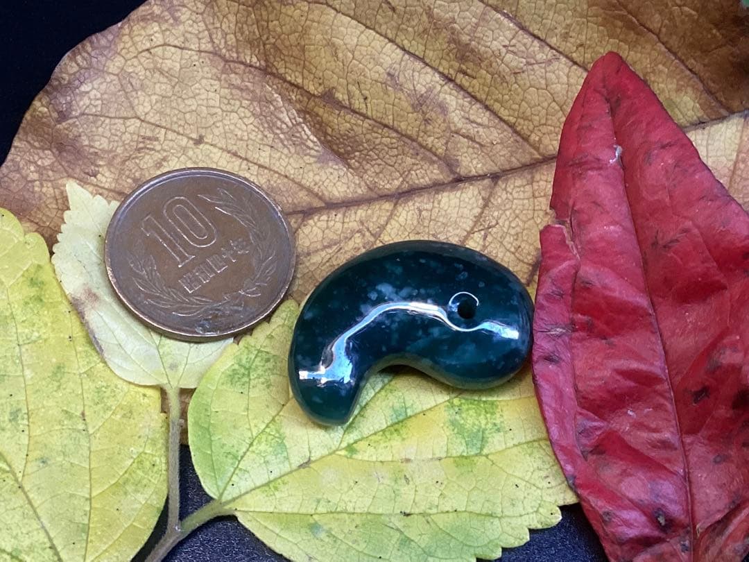 糸魚川翡翠【入りコン沢】勾玉　今年2度目の大当たり特大原石より極上高品質　鑑別書