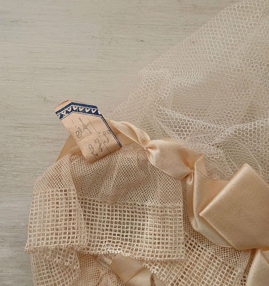 フランス製　アンティーク レースのボネ 薔薇の布花 シルクリボン