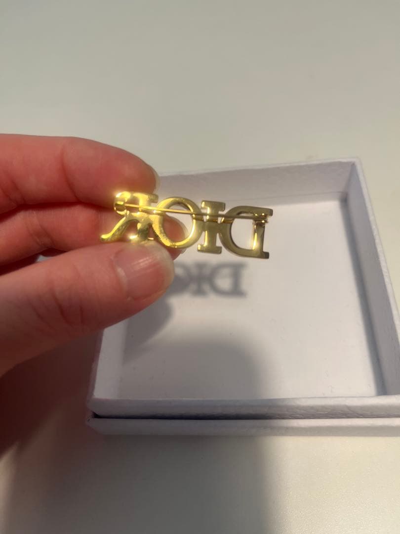 Dior ロゴブローチ