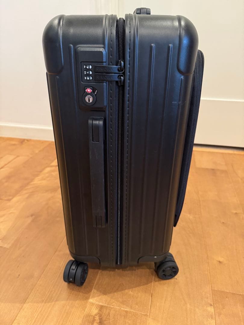 RIMOWA ブラック キャリーケース 4輪