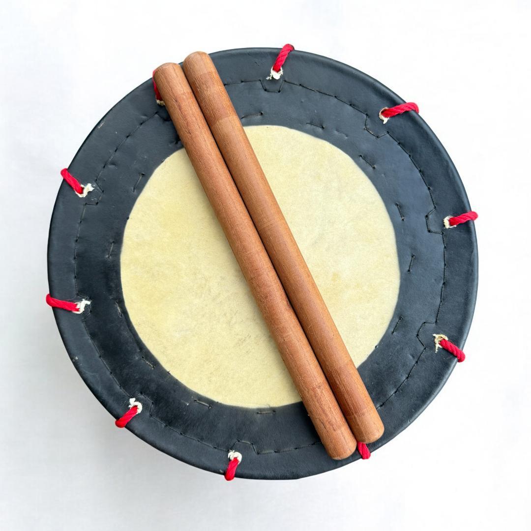 【新品】【蔵出し】締め太鼓 牛 革 和太鼓 バチ付き 台付き 入門用 セット