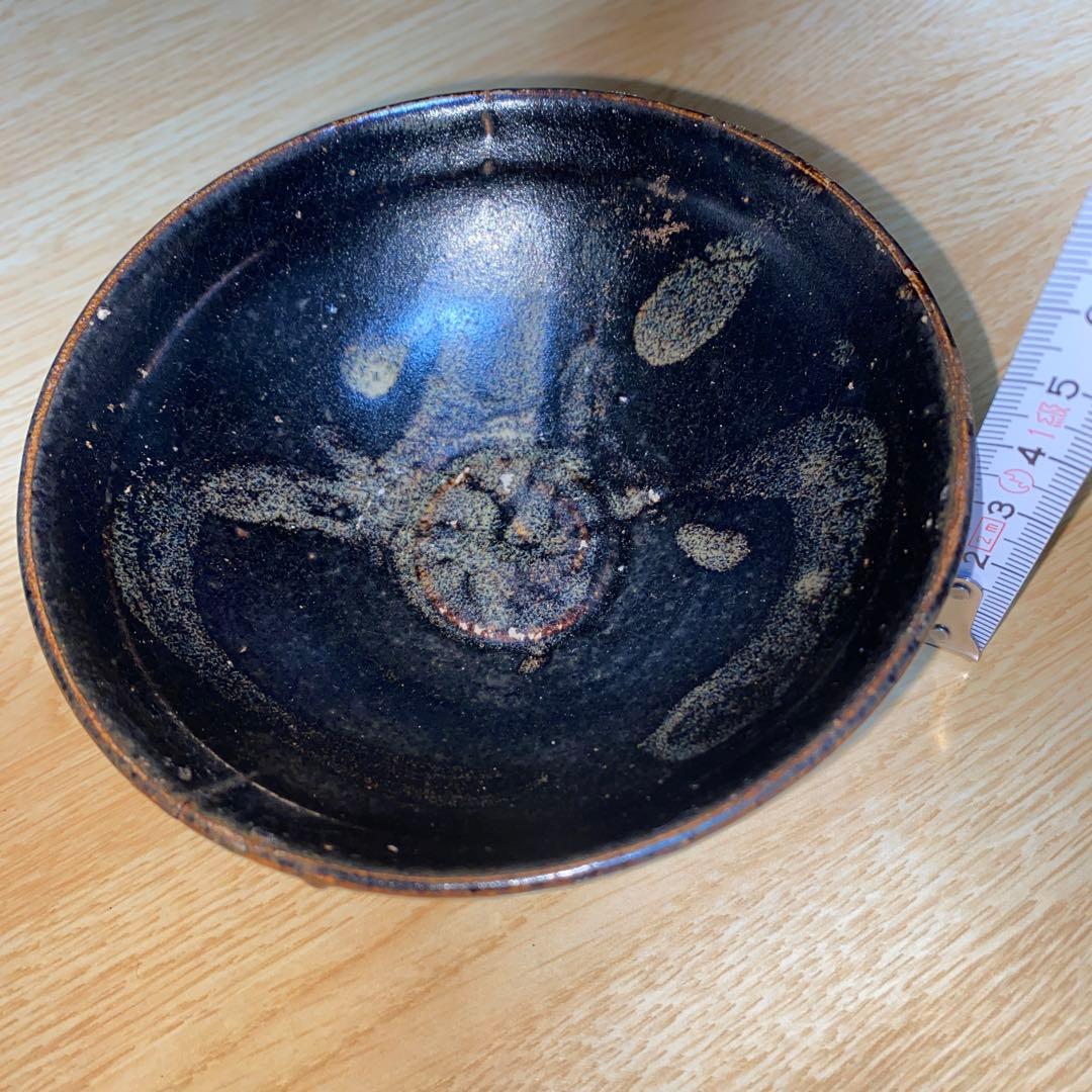 黒釉白彩梅花紋(？)小服茶碗　吉州窯　南宋時代