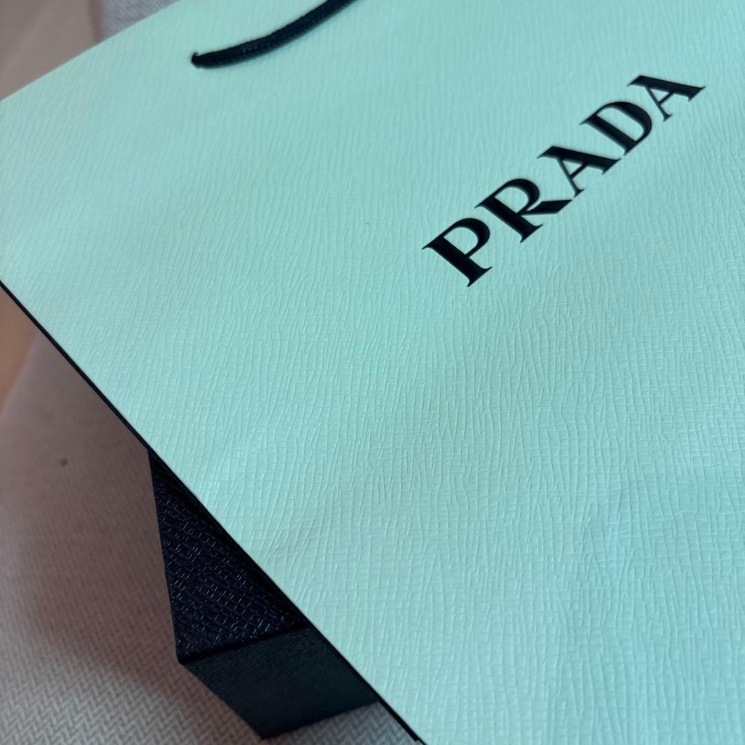 未開封プラダリヴィールメッシュクッションファンデーションLC5限定パケ