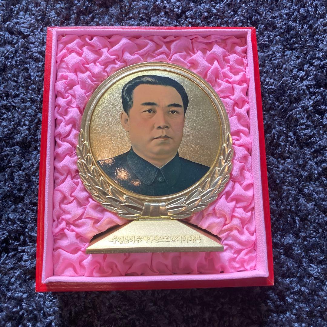 肖像　北朝鮮 勲章 箱付き 実物　朝鮮 徽章 アンティーク　金日成