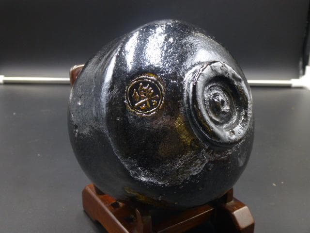 楽吉左衛門　十三代　惺入　黒茶碗／共箱共布／表千家十二代　惺斎極め箱／銘「苔庵」