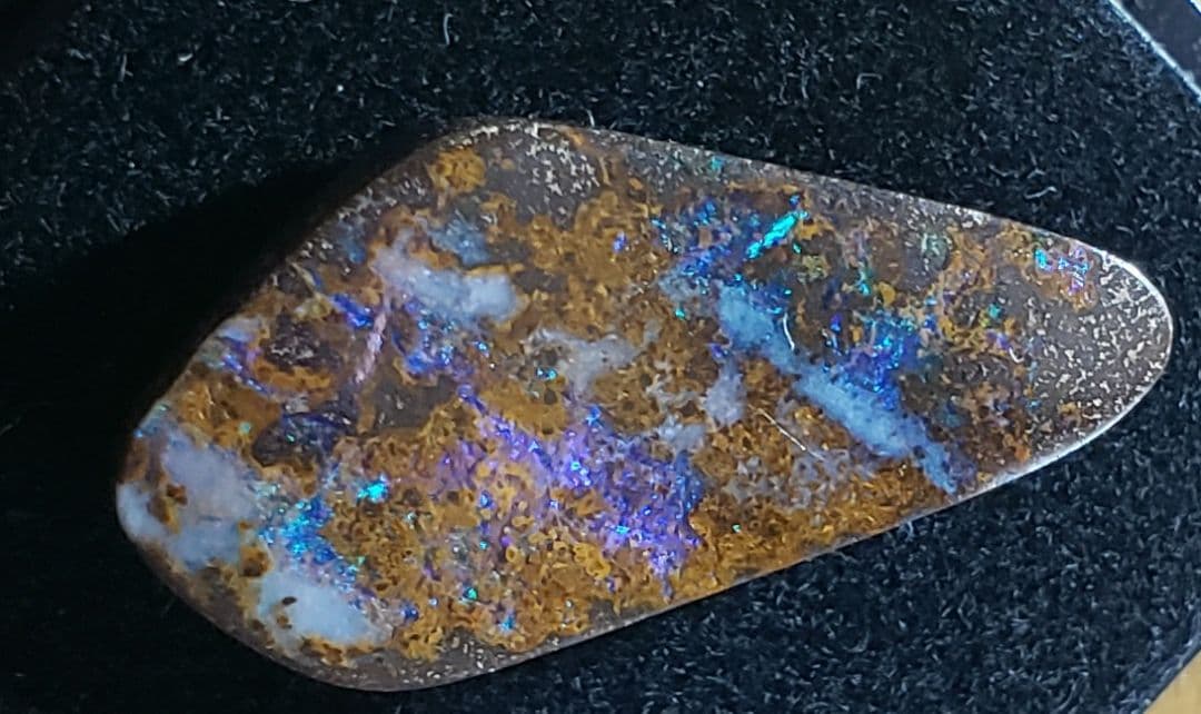 20×10㎜程度ボルダーオパール