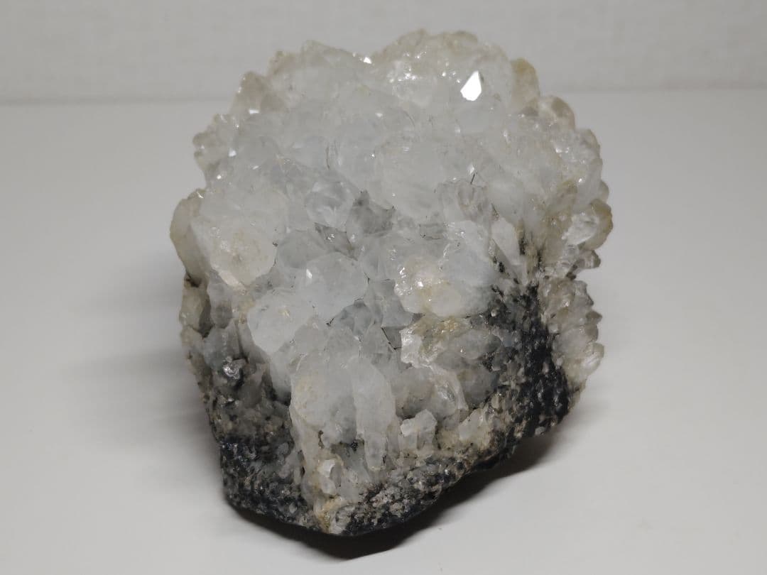 水晶 1kg クォーツ パイライト 黄鉄鉱 原石 鑑賞石 自然石 誕生石 鉱物