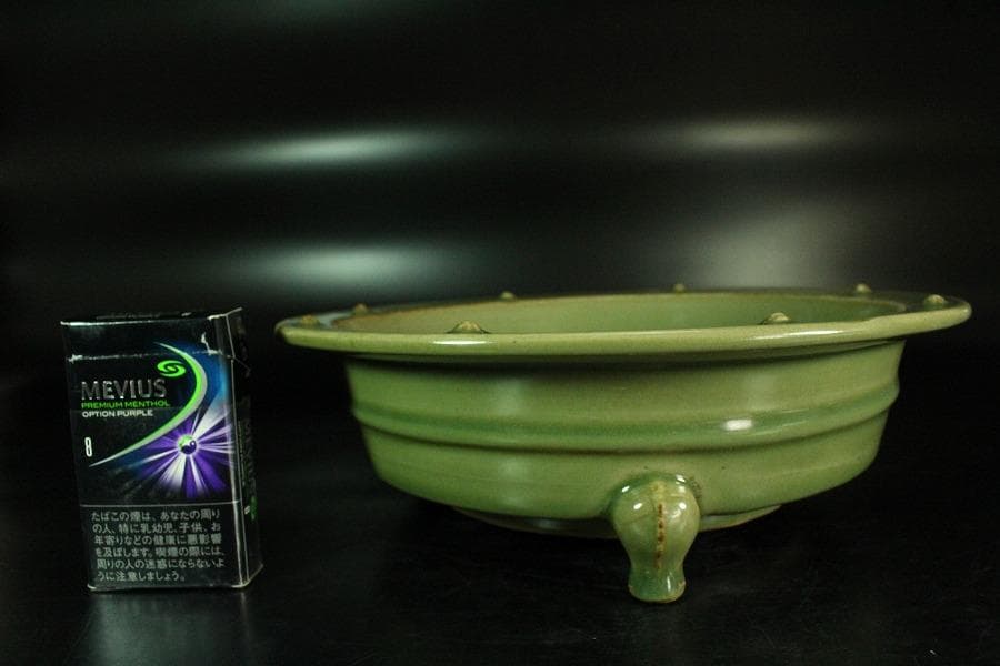 中国美術 青磁 刻模様 鋲縁 三足水盤(K-A856)