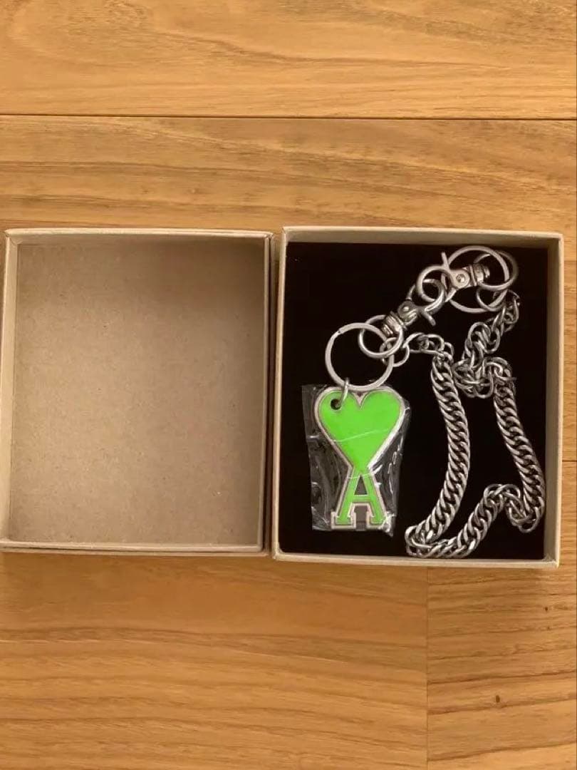 ＜新品・正規品＞人気☆【AMI paris】 緑のハート型キーホルダーとチェーン