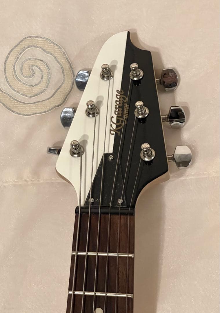 K-garage Junior アンプ内蔵 ミニギターV型 白黒