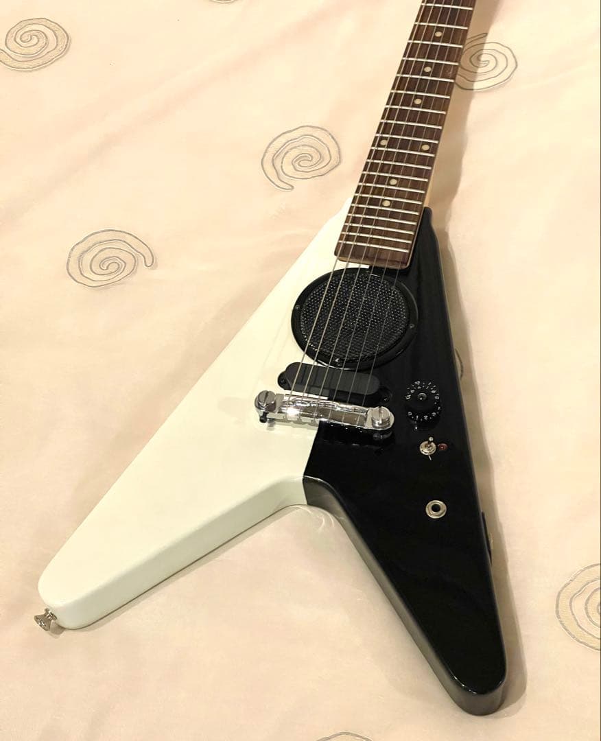 K-garage Junior アンプ内蔵 ミニギターV型 白黒