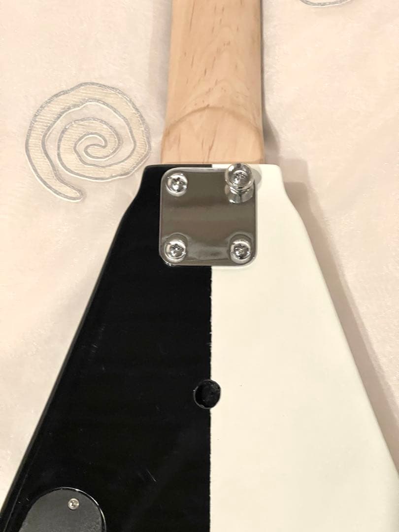 K-garage Junior アンプ内蔵 ミニギターV型 白黒