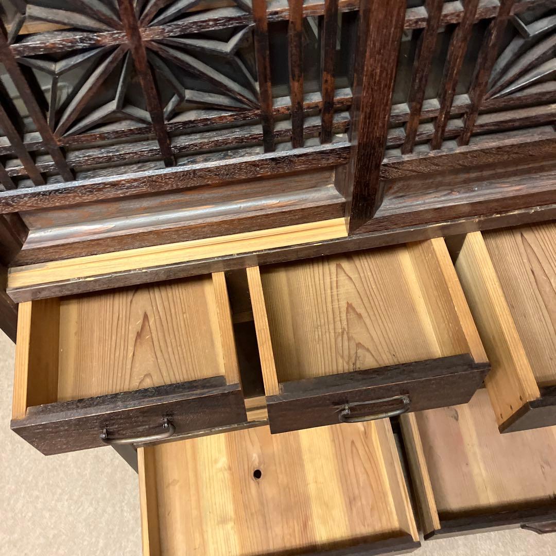 「組子細工のガラス入り引き戸」のある大正〜昭和時代のレトロな水屋箪笥