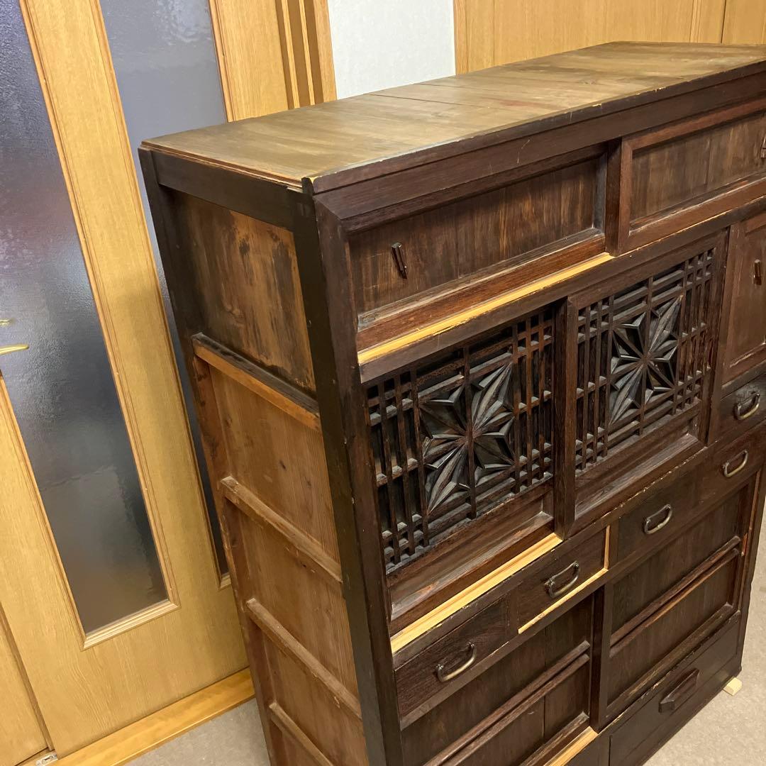 「組子細工のガラス入り引き戸」のある大正〜昭和時代のレトロな水屋箪笥