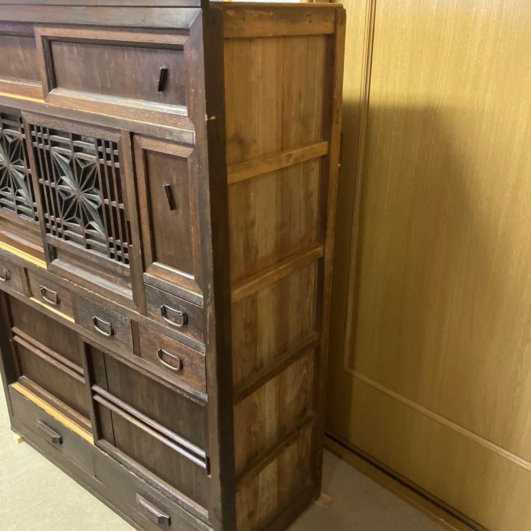 「組子細工のガラス入り引き戸」のある大正〜昭和時代のレトロな水屋箪笥