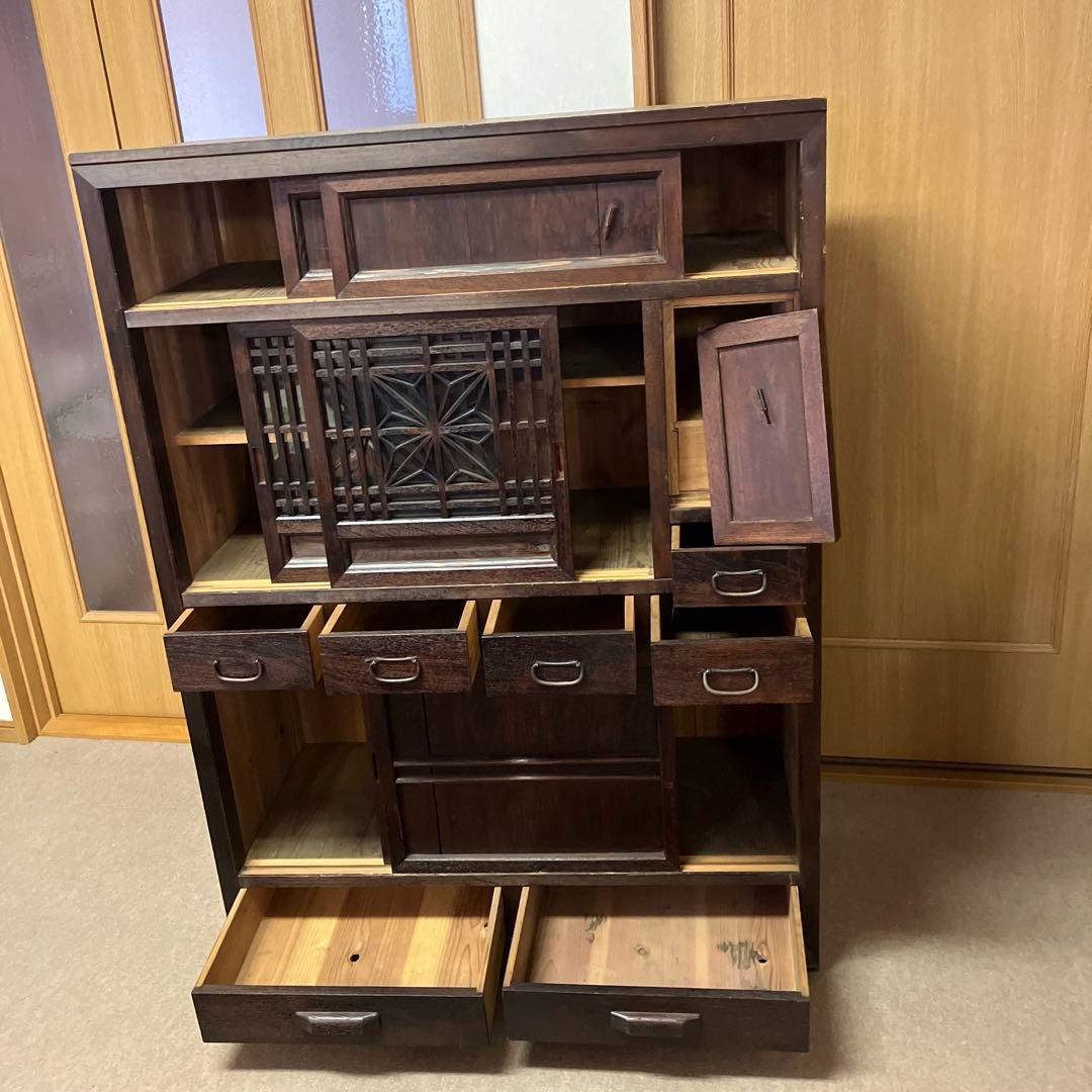 「組子細工のガラス入り引き戸」のある大正〜昭和時代のレトロな水屋箪笥