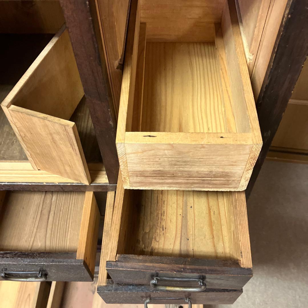 「組子細工のガラス入り引き戸」のある大正〜昭和時代のレトロな水屋箪笥