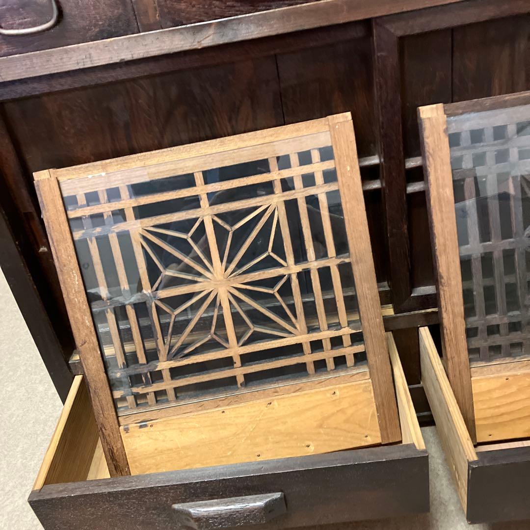 「組子細工のガラス入り引き戸」のある大正〜昭和時代のレトロな水屋箪笥