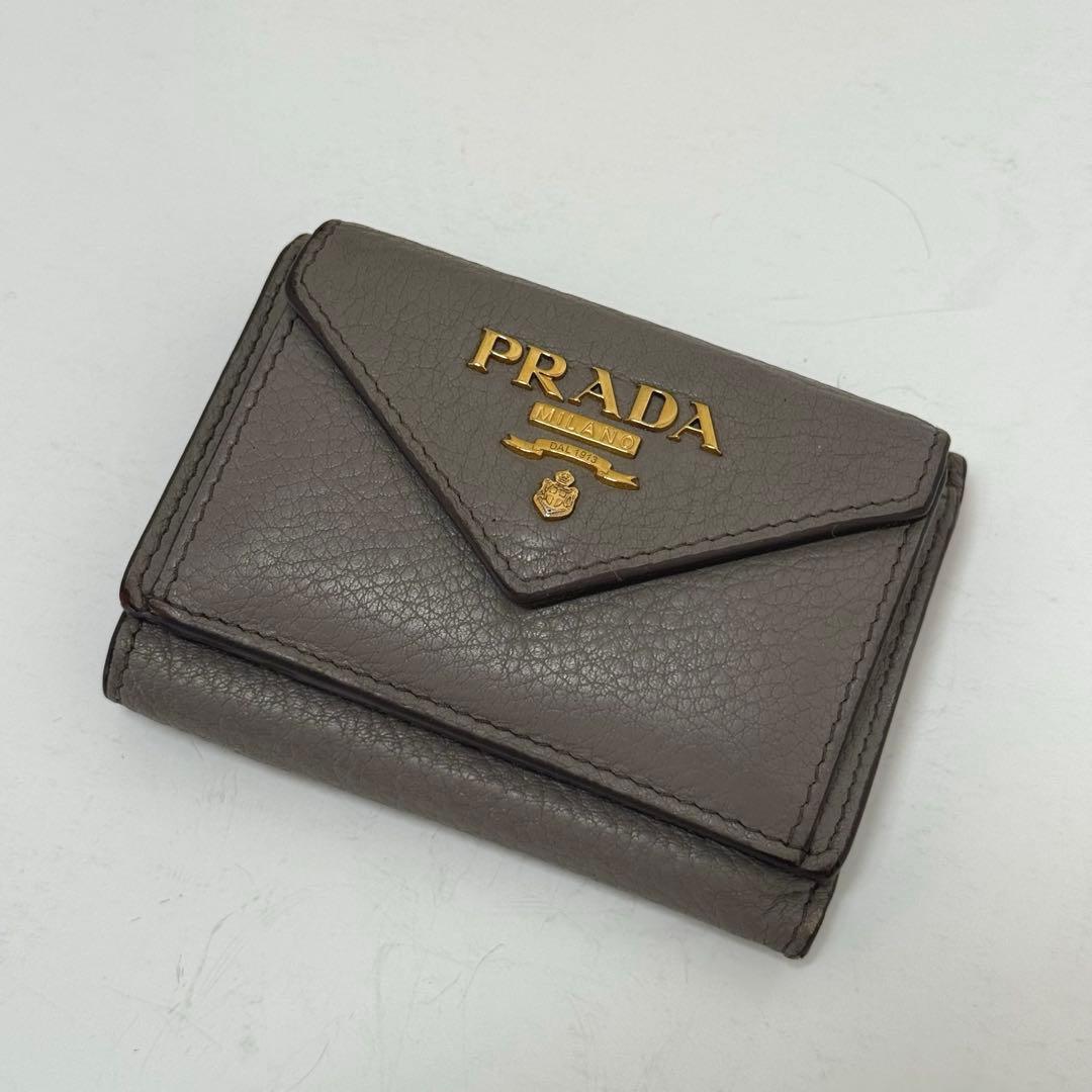 【ギャランティ完備】PRADA 3つ折り財布 グレージュ レザー