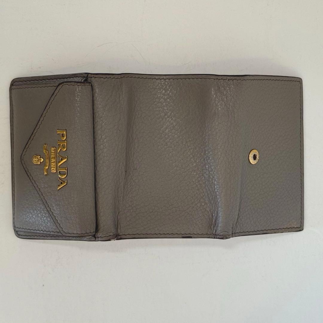【ギャランティ完備】PRADA 3つ折り財布 グレージュ レザー