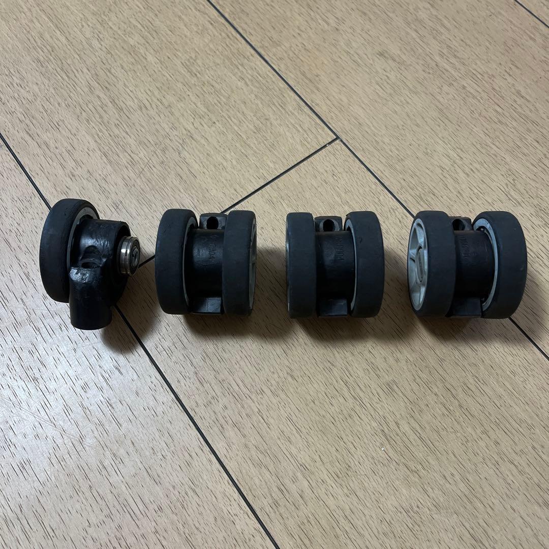 リモワスーツケース用キャスター4個セット(1個は半分壊れています)