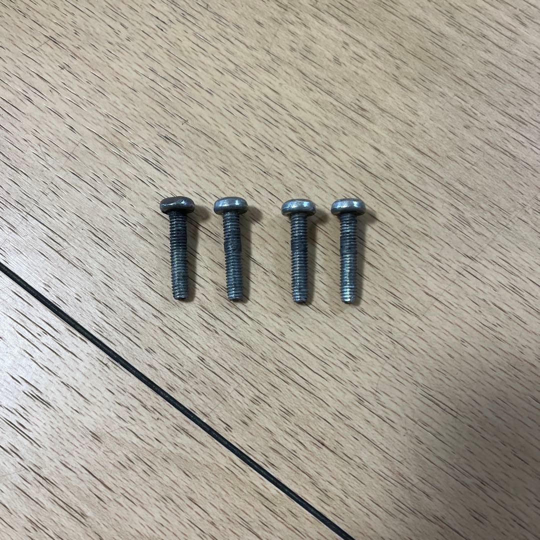 リモワスーツケース用キャスター4個セット(1個は半分壊れています)