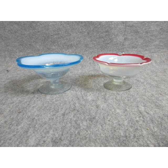 青縁乳白色と赤縁乳白色のあさがお形ガラス氷皿 [B28174]