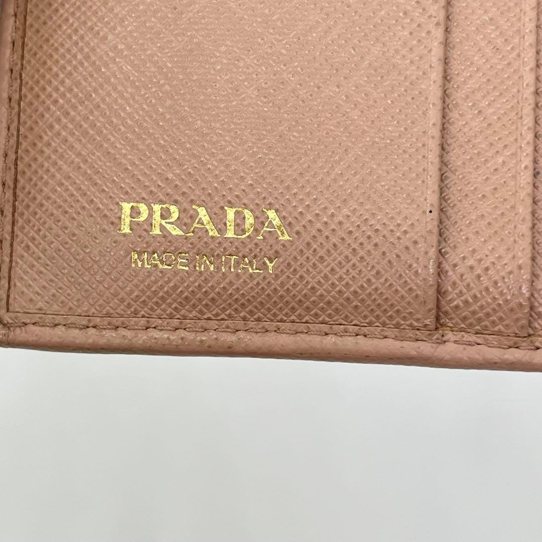 【美品】PRADA 二つ折り財布 ロゴ金具 サフィアーノレザー ピンク