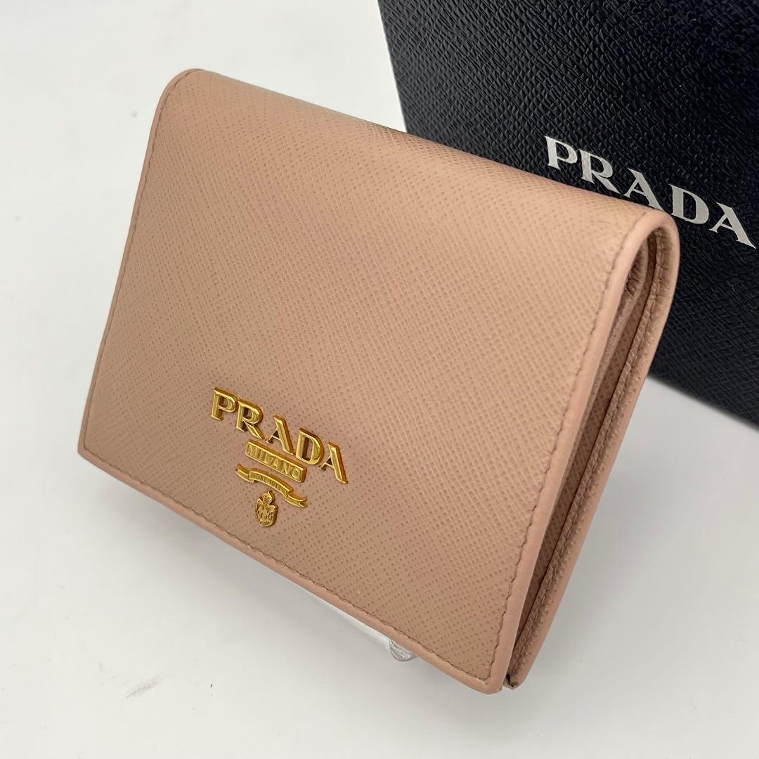 【美品】PRADA 二つ折り財布 ロゴ金具 サフィアーノレザー ピンク