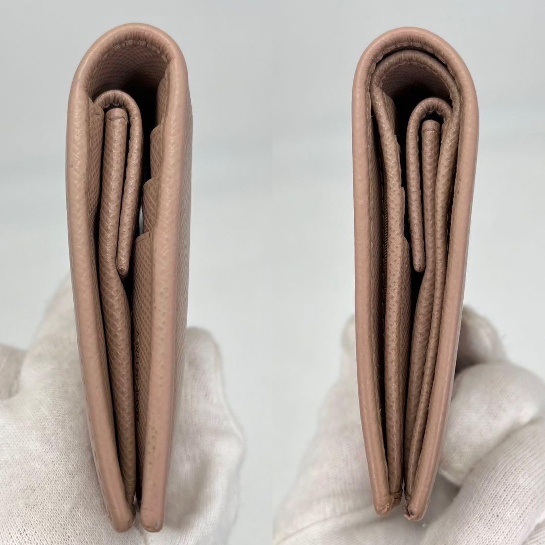 【美品】PRADA 二つ折り財布 ロゴ金具 サフィアーノレザー ピンク