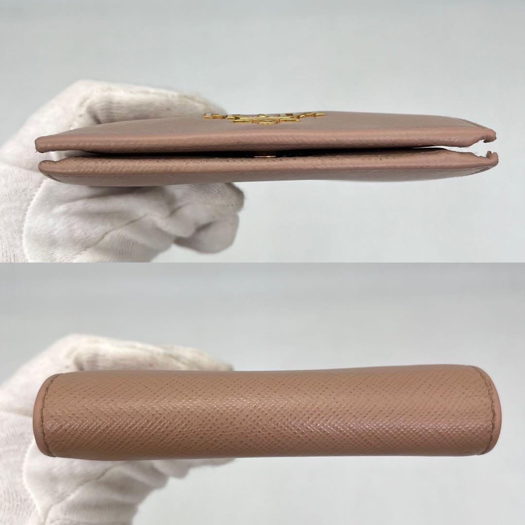 【美品】PRADA 二つ折り財布 ロゴ金具 サフィアーノレザー ピンク