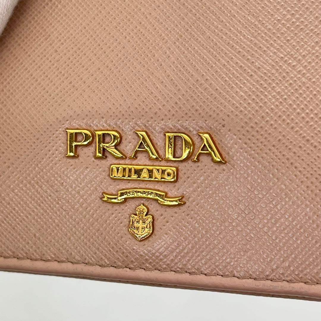 【美品】PRADA 二つ折り財布 ロゴ金具 サフィアーノレザー ピンク