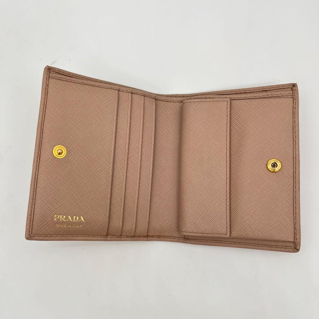【美品】PRADA 二つ折り財布 ロゴ金具 サフィアーノレザー ピンク