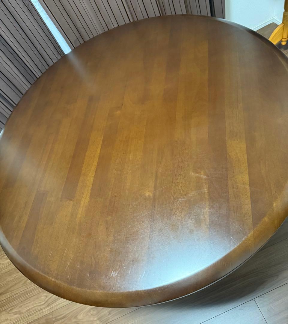 天然木を利用した円形ダイニングテーブル