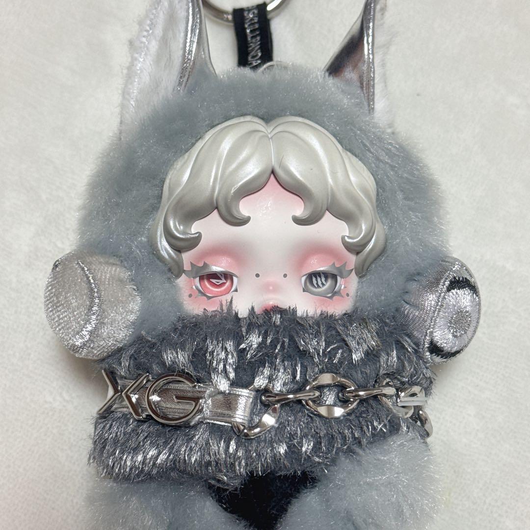 グレーのファー付きキャラクターぬいぐるみ