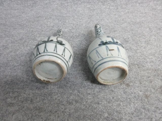 古伊万里染付たこ唐草に松竹梅文徳利一対 [B26345]