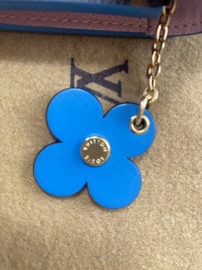 中古　ルイヴィトン財布　ポルトフォイユ・エミリー ブルーミング フラワーチャーム