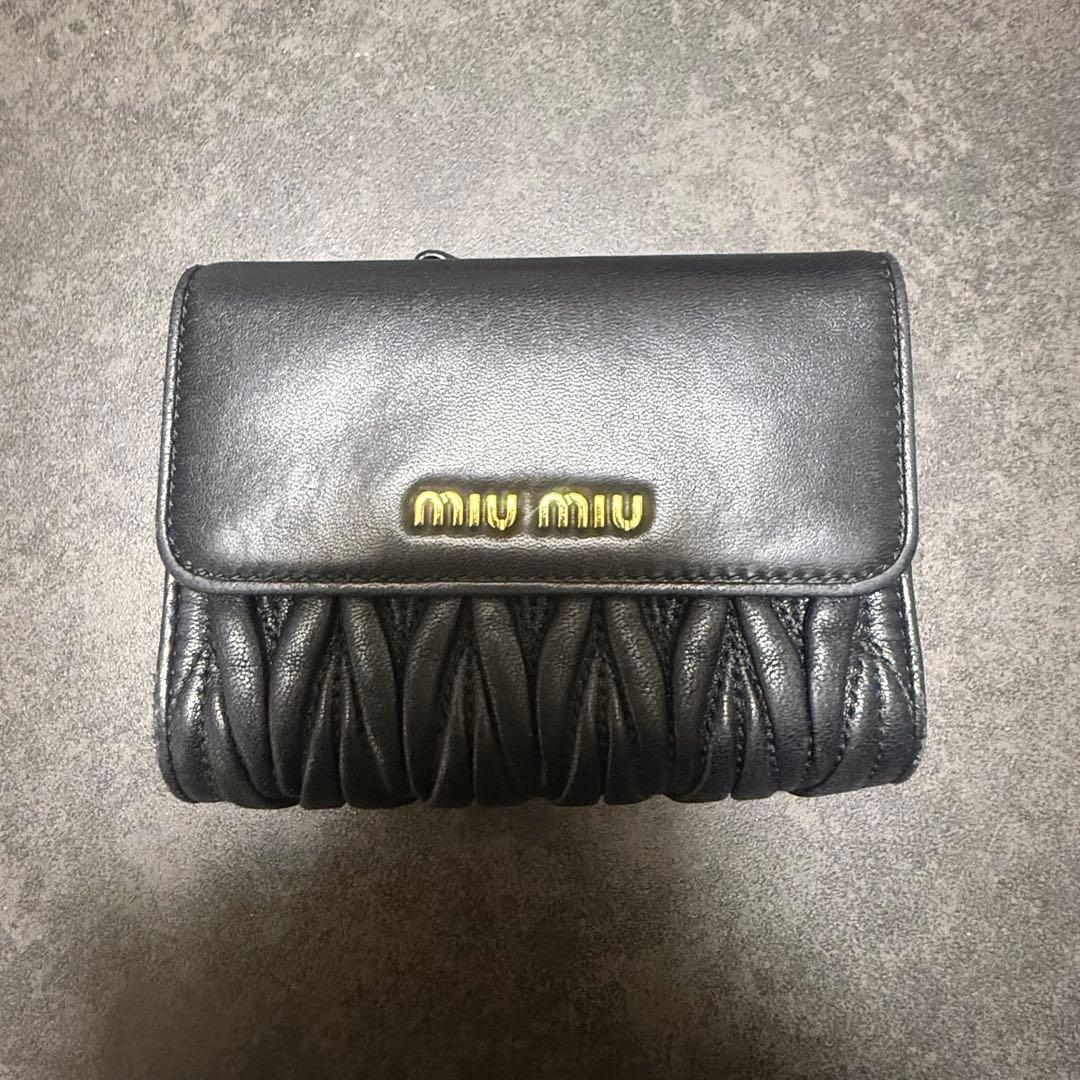 miu miu 三つ折り財布 黒 マテラッセレザー