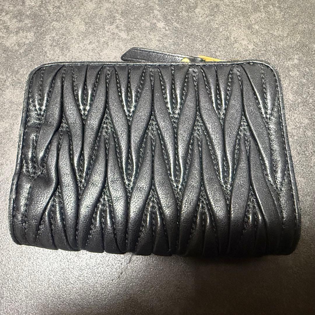 miu miu 三つ折り財布 黒 マテラッセレザー