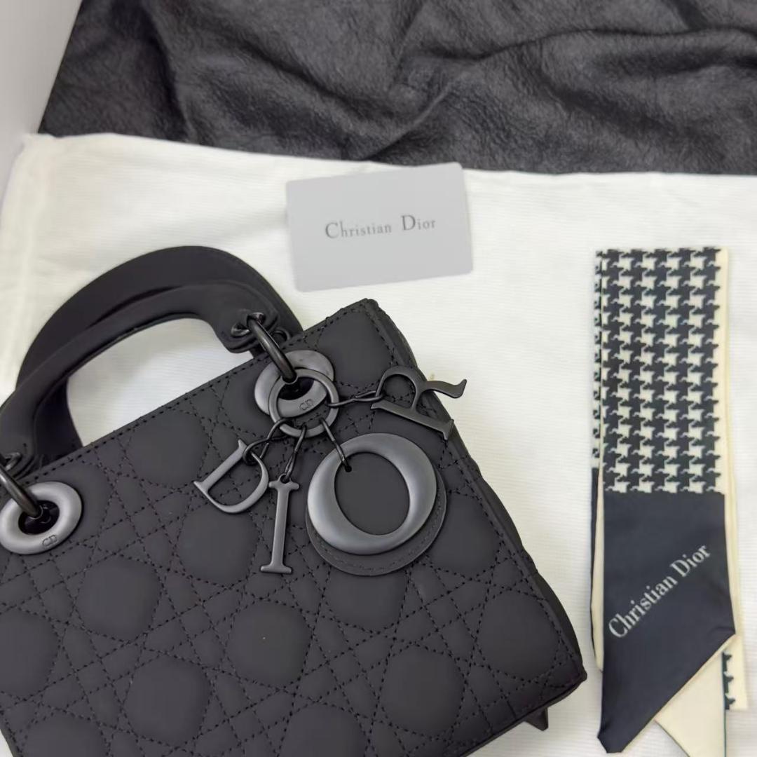 マットブラックハンドバッグです