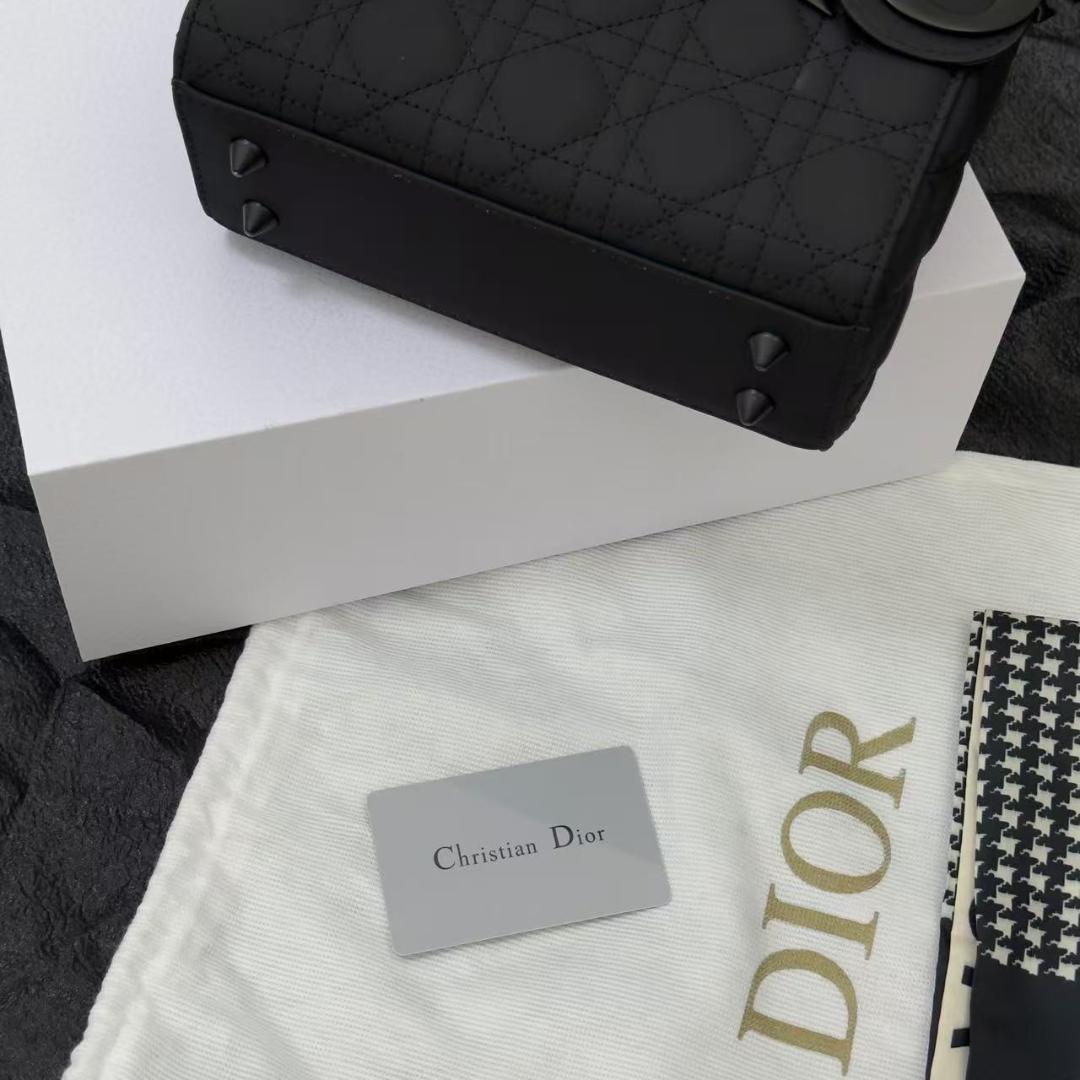 マットブラックハンドバッグです