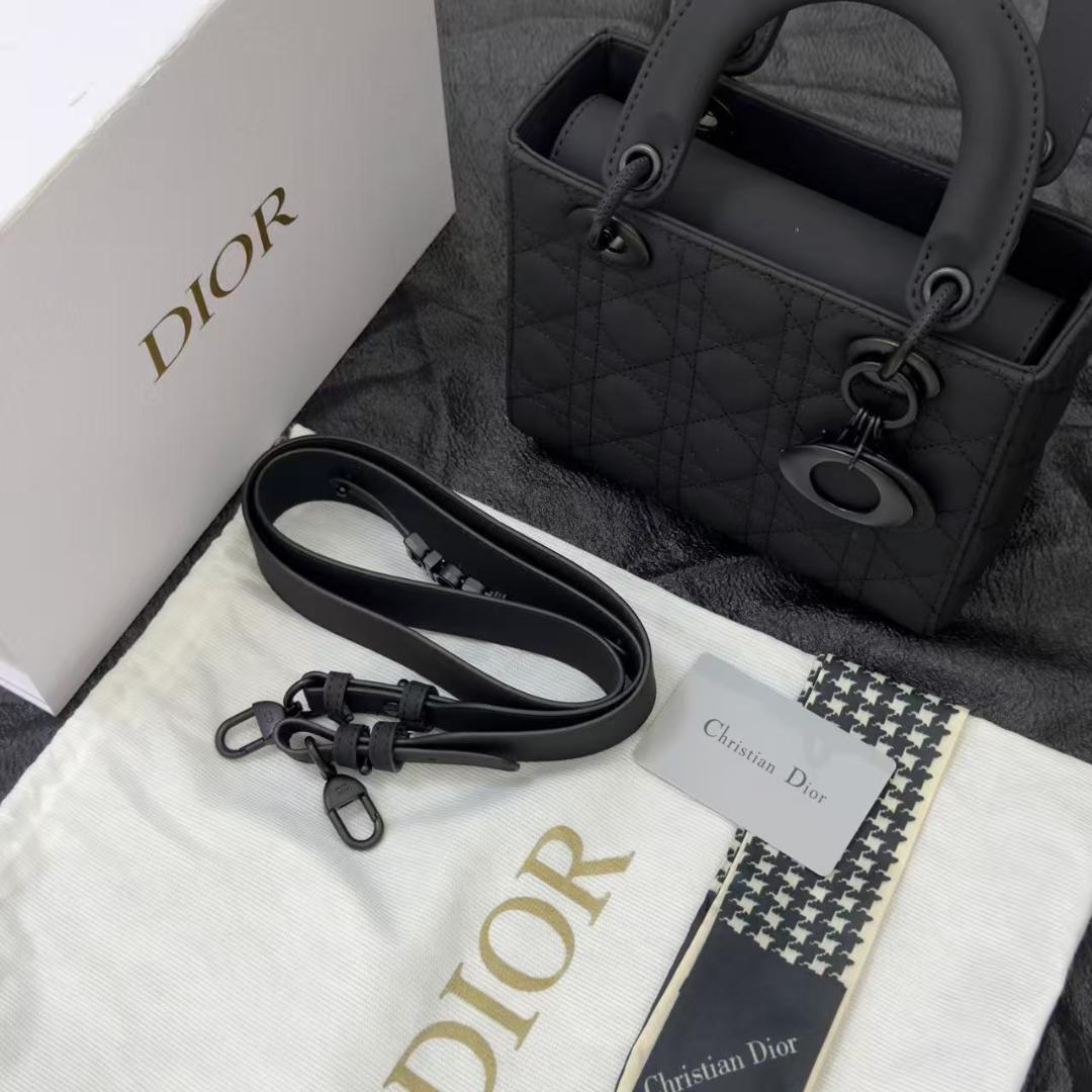 マットブラックハンドバッグです