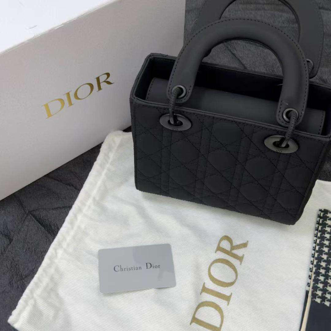 マットブラックハンドバッグです