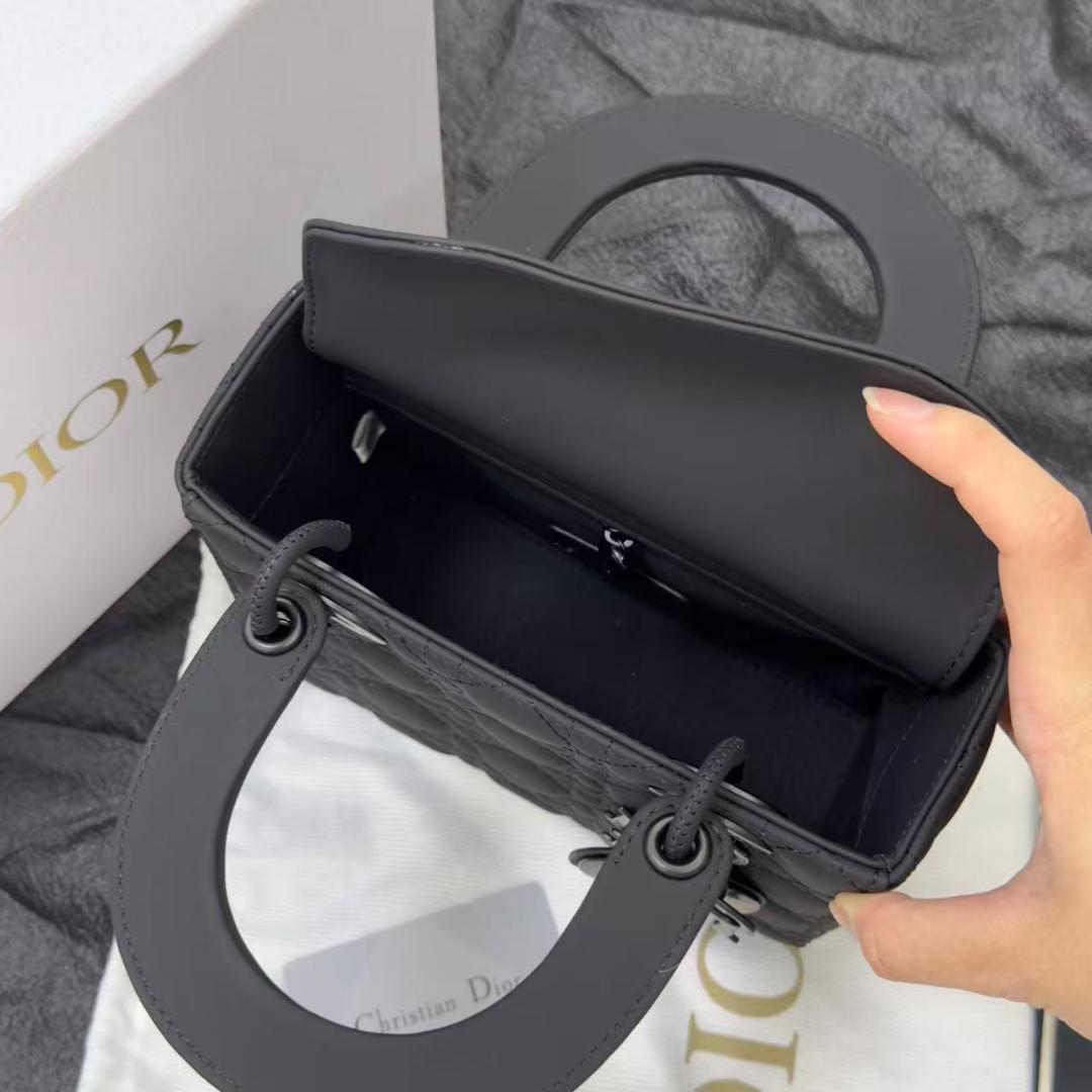 マットブラックハンドバッグです